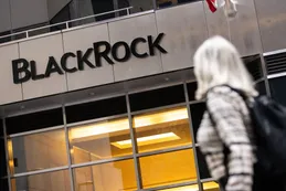 Larry Fink considera que el mercado descuenta demasiados recortes de tasas de la Fed