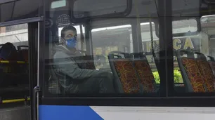 Kreplak adelantó que el barbijo será necesario en el trasporte bonaerense "por mucho tiempo"