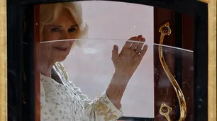 Fotos: todos los detalles del atuendo de la reina Camilla en la coronación de Carlos III