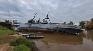 Histórico buque museo sobre el río Paraná corre peligro de hundimiento por la bajante del agua