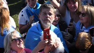 Alfredo Casero agitó a la multitud con un megáfono en la marcha del "Sí, se puede"