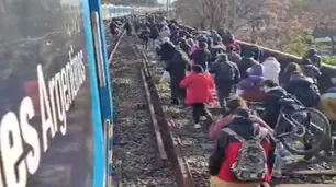 La línea de tren Roca sufrió demoras por una falla eléctrica y los pasajeros descendieron caminando por las vías