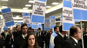 Denuncian a pilotos que difundieron mensajes en aviones por "delito de acción pública"