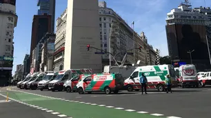 Ambulancias y médicos del SAME despidieron al doctor Juan Lobel en el Obelisco