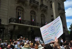 La embajada de Francia también tuvo su movilización