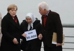 Angela Merkel visitó el Parque de la Memoria junto a una Madre de Plaza de Mayo
