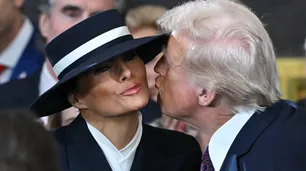El furcio de Trump en el acto de asunción presidencial: quiso besar a Melania y chocó con su sombrero
