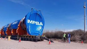 Luego de quedar varias horas varado en la ruta, el reactor de IMPSA vuelve a circular rumbo a YPF