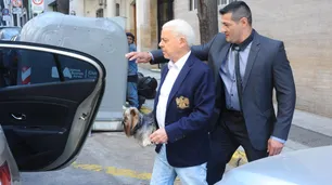 Oyarbide procesado: está recluido y decaído, aunque no pierde su estilo