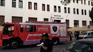 Un alumno cayó de un segundo piso al patio en un colegio de Flores: está grave