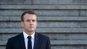 Emmanuel Macron se pone su chaleco amarillo