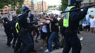 Protestas, violencia y saqueos: la extrema derecha agita la "islamofobia" en el Reino Unido