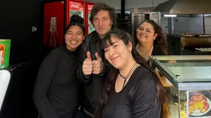 Javier Milei visitó el local que refugió al streamer libertario Fran Fijap: se sacó fotos con los empleados y fue insultado