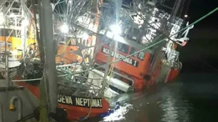 Chubut: reportan hundimiento de un pesquero que estaba destinado a parque submarino