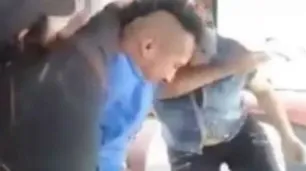Quiso robar en un colectivo en México: iba su madre y lo bajó a chancletazos