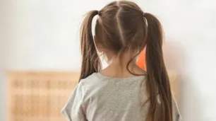 Escondió una cámara en el pelo de su hija con autismo y confirmó algo que la espantó