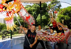 Argentinos se ‘adueñan’ del dragón del Año Nuevo chino
