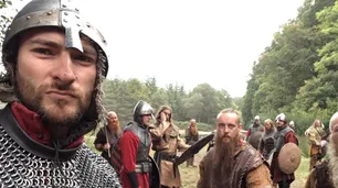 Nació en San Luis, fue a Dublin a estudiar inglés y terminó como actor en 'Vikingos'