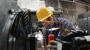 La industria cayó casi 20% en junio y acumula 13 meses consecutivos en baja según la UIA