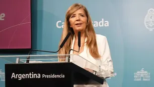 Gabriela Cerruti quedó atascada en el tránsito y tuvo que caminar para escapar del caos vehicular