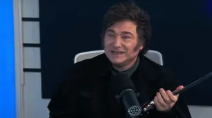 La emoción de Milei al recibir la espada de los ThunderCats: "Se la llevo a Strurzenegger para la fase dos de la motosierra"