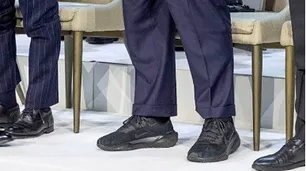 ¡Viva las zapas, carajo! Milei generó memes con su outfit saludando a Trump en Davos