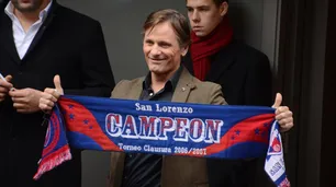 Viggo Mortensen cumple 62 años y toca el cielo con las manos