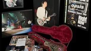 Una guitarra que Noel Gallagher tocó en Oasis se vendió en 286 mil dólares