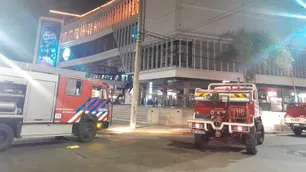 Incendio en un shopping de Carlos Paz: evacuaron a más de 50 personas y evalúan daños estructurales