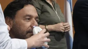El gobernador de Salta, Gustavo Sáenz, se hizo una rinoscopía en vivo: "Impecable"