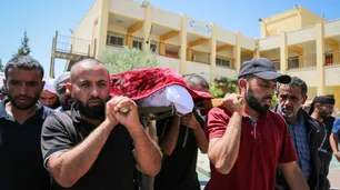 Dolor en Cisjordania: enterraron al activista palestino asesinado por un colono israelí en medio del bloqueo militar