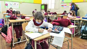 Reducen a 90 cm la distancia entre alumnos en las aulas de todo el país