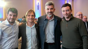 Junto a intendentes, De Loredo exhibió músculo político y lanzó un tiro por elevación a Lousteau