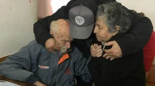 Murió el anciano que fue abandonado por su hijo en un bar de Rosario