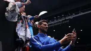 Djokovic se divierte con el público en Australia y a veces juega un rato al tenis