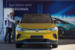 Volkswagen sube 29% tras presentar planes para destronar a Tesla en 2025
