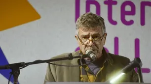 Guillermo Saccomanno: "Muchos escritores la van de irreverentes, pero cuando los llaman de la Feria y les ponen un micrófono, se mojan"