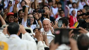 El papa Francisco celebró una misa ante 100 mil personas en Indonesia y pidió luchar contra el extremismo y la intolerancia