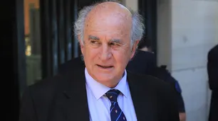 Parrilli perdió la paciencia con Duhalde: "Cada tanto se le salen los patitos de la fila"