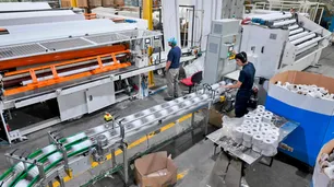 La producción industrial en noviembre registró la quinta caída interanual consecutiva, según FIEL