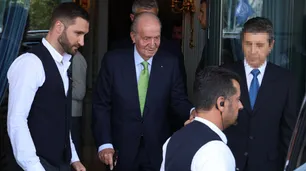 El rey Juan Carlos se reunió con la familia y dijo sentirse "aburrido" en su exilio árabe