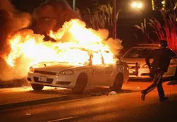 Volvió el caos en Ferguson: disturbios e incendios