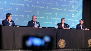 Alberto recorrió un frigorífico y dijo que espera que "la pandemia no dure mucho más"