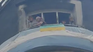 Video: la vecina de Cristina Kirchner en Recoleta le colgó una bandera de Ucrania