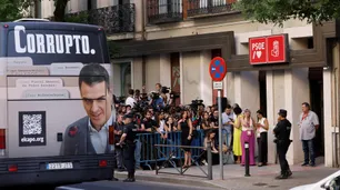 Jaqueado por los escándalos, Pedro Sánchez cambia 'algo' en el PSOE (tratando que no lo cambien a él)
