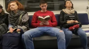 Así lucha una chica contra el "manspreading" en el subterráneo de Rusia