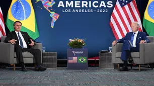 Sin apretón de manos, Joe Biden y Jair Bolsonaro se reunieron en Los Ángeles
