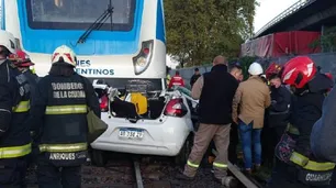 Accidente en Villa Luro | Protestas de los pasajeros que no se quieren bajar del tren