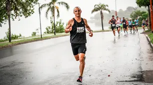 Un policía al trote: corre todos los días 15 km para motivar a otros
