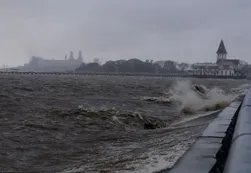 Emiten alerta por fuertes vientos y crecida del Río de la Plata
